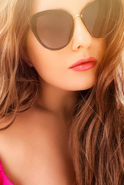 Summer beauty portrait, beautiful woman wearing sunglasses, fashion and glamour look - Foto, Bild