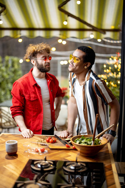 Kaksi kaverit ruoanlaitto terveellistä yhdessä kotona - Valokuva, kuva