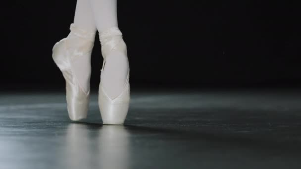 Bailarina piernas femeninas detalles de cerca bailando en parquet movimientos de ballet bailarina profesional desconocida con zapatos puntiagudos elementos clásicos danza artes escénicas chica de pie en puntillas en movimiento - Imágenes, Vídeo