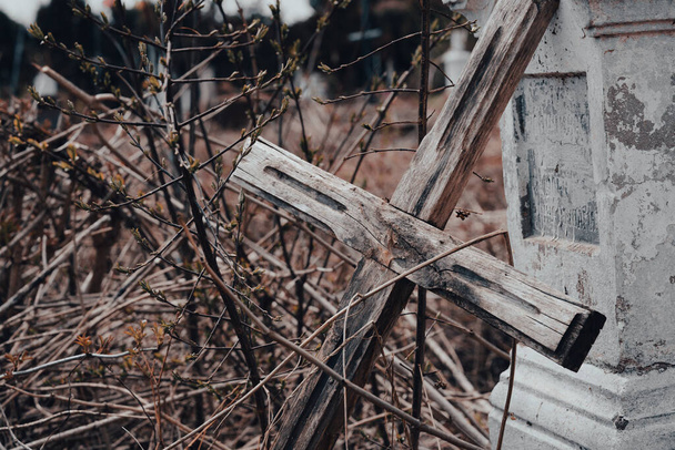 Cruz de madera derribada y lápida dañada en el cementerio abandonado. Antiguo cementerio. Vandalismo cementerio y concepto de reparación de lápidas. Enfoque selectivo - Foto, Imagen