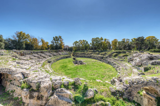 Romeins amfitheater van Syracuse Sicilië, in het archeologische park van Neapolis - Foto, afbeelding