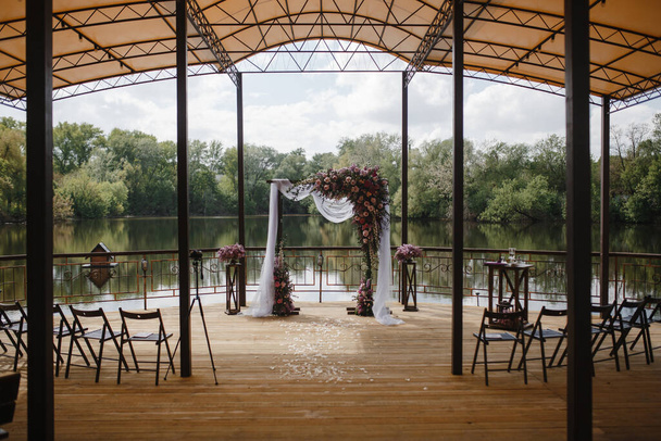  Place pour une cérémonie de mariage sous un auvent sur un fond d'eau. Photo de haute qualité - Photo, image