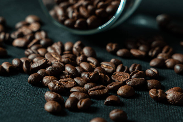 coffee beans on a wooden background - Foto, afbeelding