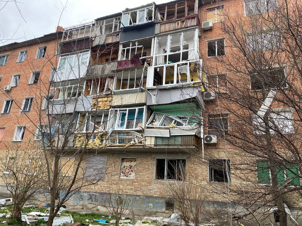 La distruzione causata dal bombardamento dell'esercito russo nella città di Vasilkov, regione di Kiev. Il fatto di prove dell'omicidio della popolazione civile dell'Ucraina. Guerra tra Russia e Ucraina - Foto, immagini