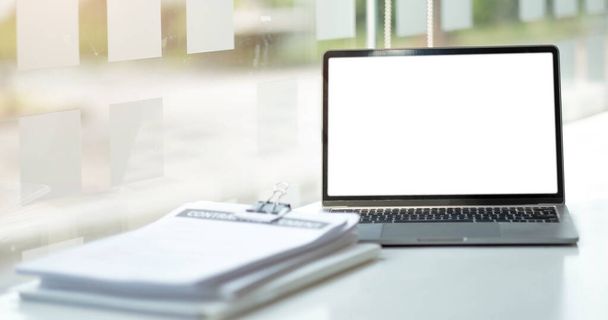 Laptop of notebook met blanco scherm op de vloer service teller in het kantoor. - Foto, afbeelding