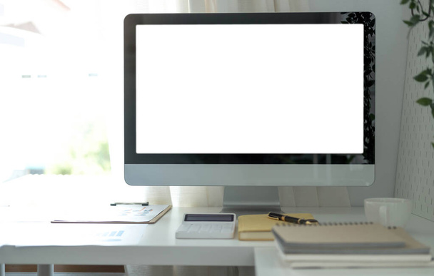 Ordenador de escritorio de pantalla en blanco en la habitación de oficina mínima con decoraciones y spac de copia - Foto, Imagen