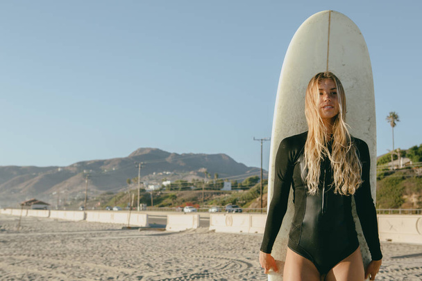 California surfer girl. Malibu beach. Film look - Fotoğraf, Görsel