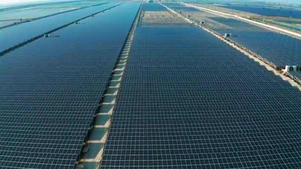 Luftaufnahme von industriellen photostatischen Solarmodulen. Solarkraftwerk im Bau - Filmmaterial, Video