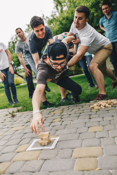 Vinnitsa Ουκρανία - Μάιος 2019: Ομαδικές δραστηριότητες οικοδόμησης. Οι νέοι παίζουν παιχνίδια έξω για την ενίσχυση των κοινωνικών σχέσεων - Φωτογραφία, εικόνα