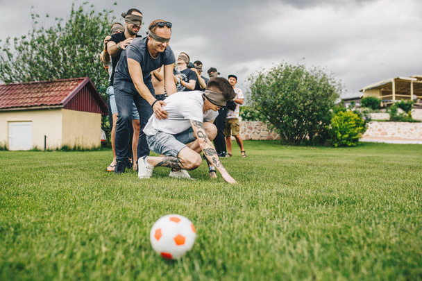 Winniza Ukraine - Mai 2019: Teambuilding-Aktivitäten. Junge Leute spielen draußen, um die sozialen Beziehungen zu verbessern - Foto, Bild