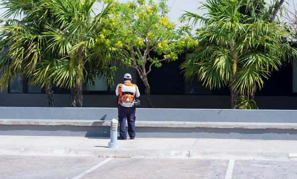 Vista posteriore dello specialista ispanico che esegue la fumigazione in un'area urbana a Playa del Carmen, Messico - Foto, immagini