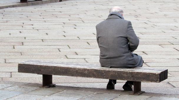 Eenzame senioren zitten op een bank - Depressie en eenzaamheid - Foto, afbeelding