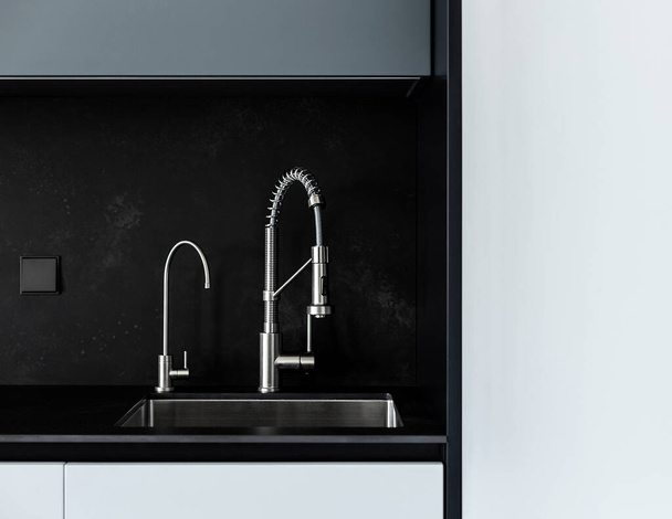 Moderno lavabo da cucina con rubinetto cromato (miscelatore d'acqua) primo piano. - Foto, immagini