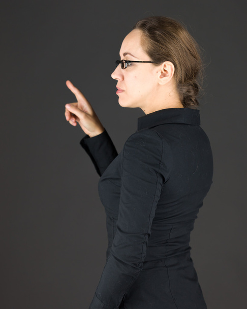 Mujer de negocios apuntando hacia atrás
 - Foto, Imagen