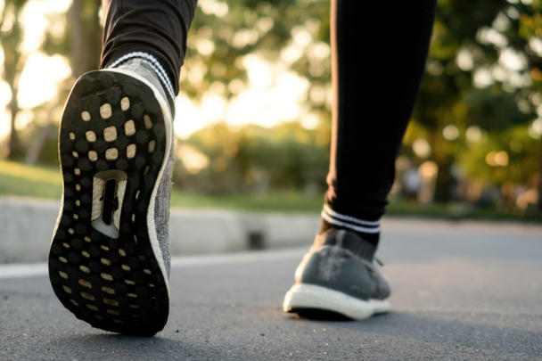 Chození a jogging zaměření na zadní straně boty. - Fotografie, Obrázek