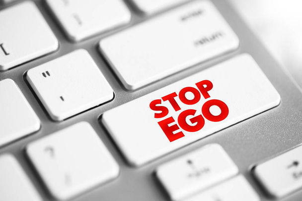 Σταμάτημα κουμπιού κειμένου Ego στο πληκτρολόγιο, φόντο έννοιας - Φωτογραφία, εικόνα