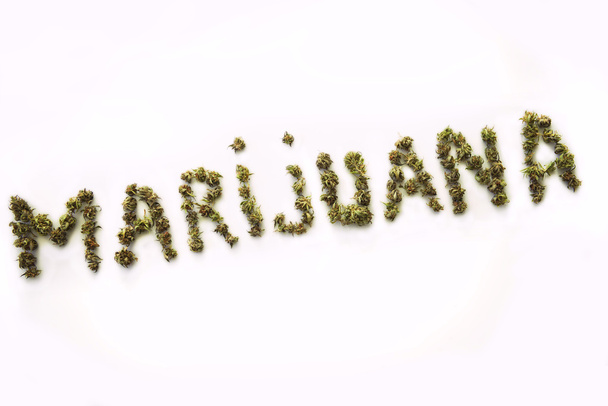 La palabra Marihuana escrita en brotes de marihuana
 - Foto, imagen