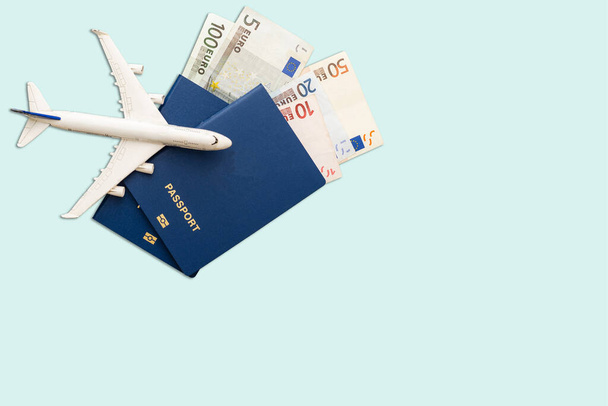 Kapelusz, samolot-zabawka, paszport, pieniądze - Zdjęcie, obraz
