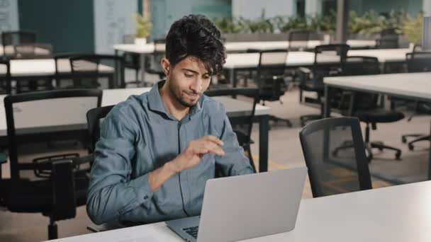 Millennial Arab man επιχειρηματίας διευθυντής που εργάζονται εξ αποστάσεως κάνοντας το επιχειρηματικό σχέδιο σε απευθείας σύνδεση αρσενικό επαγγελματικό πληκτρολόγιο πληκτρολόγιο laptop δακτυλογράφησης στο γραφείο ολοκλήρωση έκθεση ικανοποιημένη εκπνοή αποτέλεσμα έννοια φινίρισμα - Πλάνα, βίντεο