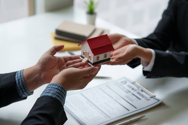 Zamknij Businessman lub agent dając dom po podpisaniu umowy na zakup domu. Zarządzanie bankiem i koncepcja nieruchomości. - Zdjęcie, obraz