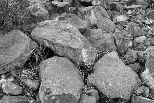 große Felsbrocken vor den Teichen, große Felsen, die als Dämme dienen, - Foto, Bild