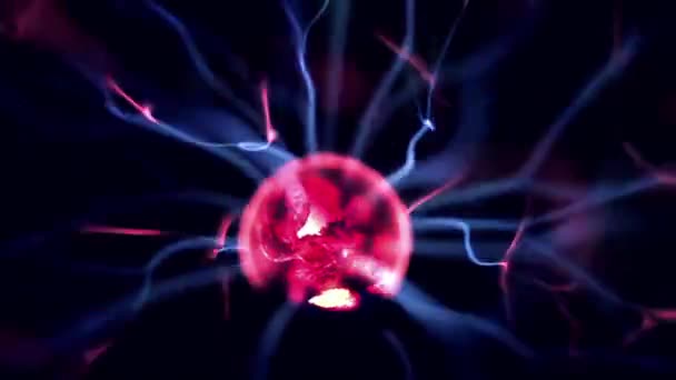 Lampa plazmowa, włókna plazmowe rozciągają się od wewnętrznej elektrody wyglądającej jak planeta Ziemia. Zamknij się. Rozdzielczość 4K. - Materiał filmowy, wideo
