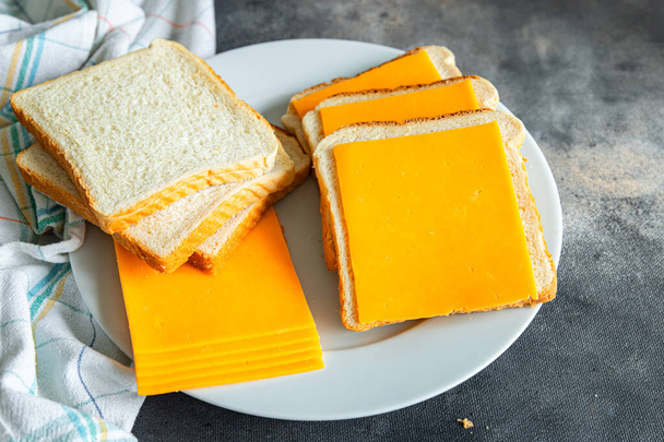 sýr sendvič čedar nebo mimolette sýr čerstvé zdravé jídlo jídlo svačinka strava na stole kopie prostor jídlo pozadí rustikální horní pohled - Fotografie, Obrázek