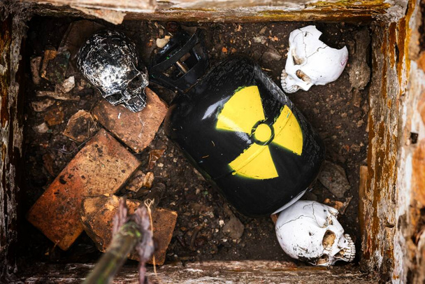 Nuclear waste between skulls close up photo - Foto, afbeelding