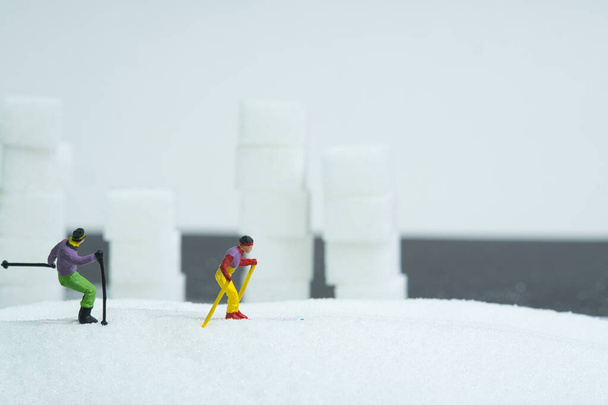 φιγούρα χόκεϊ επί πάγου στο φόντο του χιονιού - Φωτογραφία, εικόνα