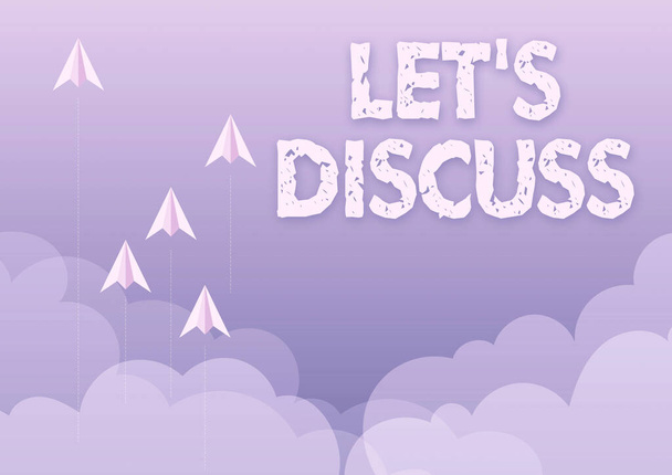 Podpis tekstowy przedstawiający Let S Discuss. Biznes showcase Zezwolenie na rozmowę Otwórz Przejdź nad tematem Chat Sharing Pięć papierowych samolotów wznoszących się w górę nieba otoczony chmurami osiągającymi cele. - Zdjęcie, obraz