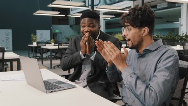 Izgatott boldog férfi nyertesek afrikai üzletember kolléga Arab férfi ünnepli siker foglalkozik jutalom bónusz nézi laptop nyerő online lottó ajánlat érzés motivált üzleti győzelem koncepció - Felvétel, videó