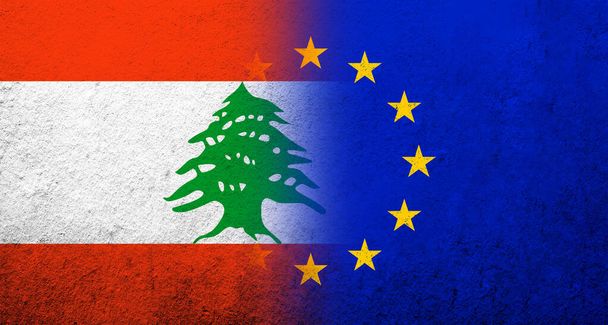 Flagge der Europäischen Union mit libanesischer Nationalflagge. Grunge-Hintergrund - Foto, Bild