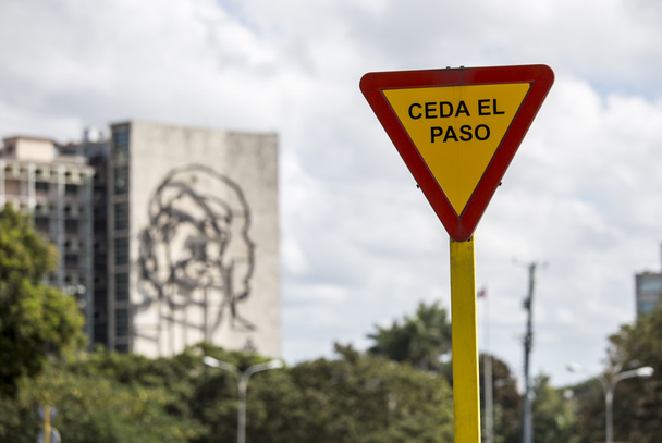 ハバナ, キューバのプラザ デ ラ革命博物館、徐行を表す標識 - 写真・画像