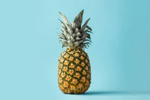 Kokonainen ananas sinisellä pohjalla. Kesäaika tausta trooppinen tuntuu - Valokuva, kuva