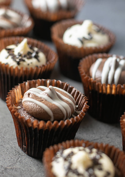 Lähikuva kuva herkullista tuoretta suklaata cupcakes - Valokuva, kuva