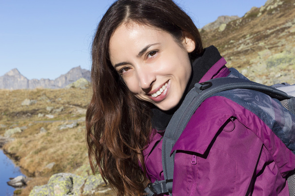 山旅の若い女性 - 写真・画像