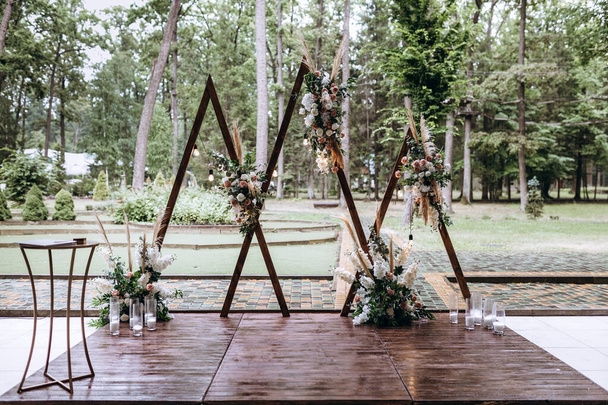 Wedding ceremony decoration outdoors. Modern floral design - Фото, изображение