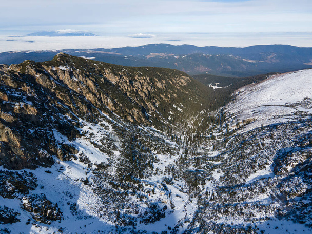 Erstaunliche luftige Winterlandschaft des Rila-Gebirges in der Nähe des Maljovitsa-Gipfels, Bulgarien - Foto, Bild