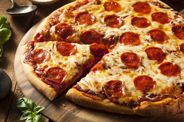 Pizza casera caliente de pepperoni - Foto, Imagen