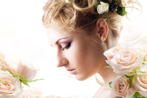 Elegant fashionable woman with flowers - Фото, изображение