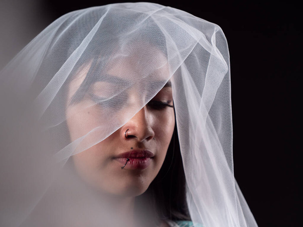 zbliżenie portret latynoski kobieta z welonem ślubnym - Zdjęcie, obraz
