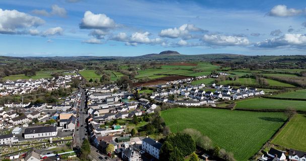 ブラウンシェーン村の空中写真住宅地セント・パトリックバックグラウンドにある落ち着いた山CoAntrim N Ireland - 写真・画像