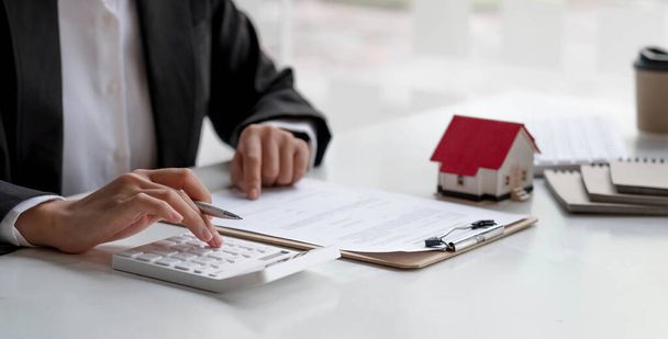 Femme d'affaires faisant des finances et calculer sur le coût de l'investissement immobilier - Photo, image