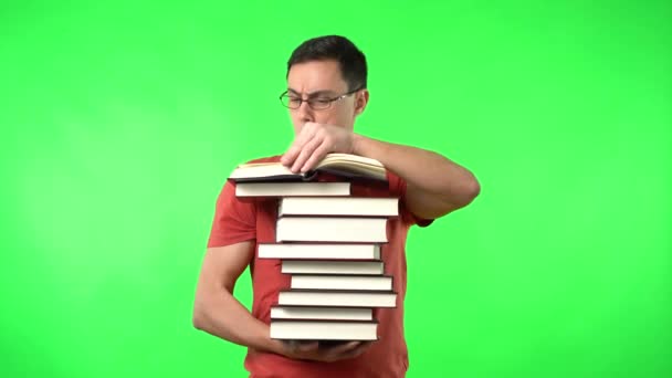 賢い男多くの本を保持し、関心を持って読む - 映像、動画