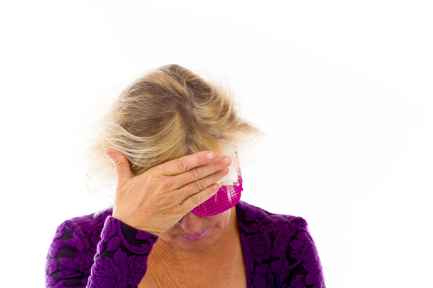 Kobiety wstydzą, ukrywając twarz w ręku - Zdjęcie, obraz