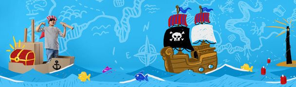 Colagem com pequeno marinheiro bonito, mar desenhado e navio pirata em fundo azul - Foto, Imagem
