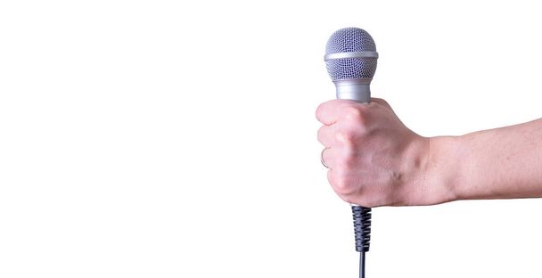 Mano femminile con microfono, su sfondo bianco. Giornata mondiale della libertà di stampa. - Foto, immagini