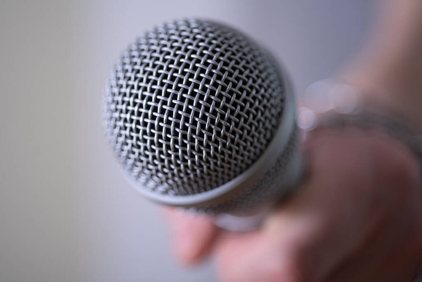 Microfone dinâmico close-up em fundo escuro. Dia Mundial da Liberdade de Imprensa. - Foto, Imagem