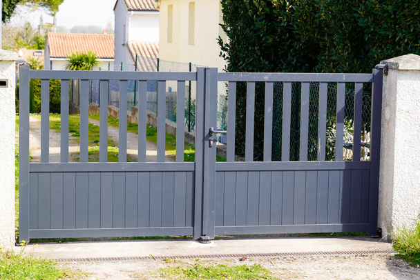 Portão de portão cinza em casa de estilo moderno de alumínio da casa de porta cinza subúrbio - Foto, Imagem