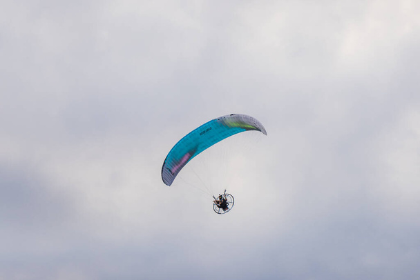paraglider in the sky - Foto, afbeelding